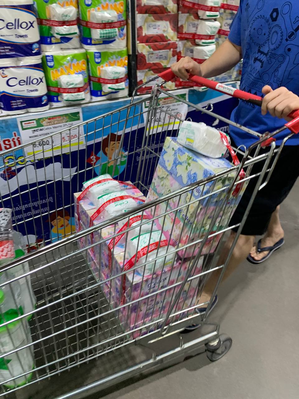 Da Houg Heng Enterprise's Cellox promotions succeed at Makro Cambodia